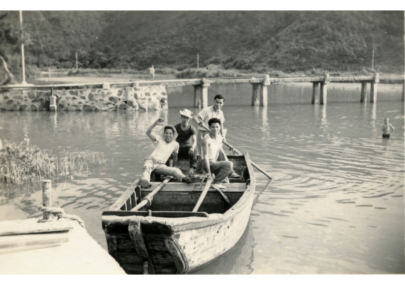 悠閒自足 - 清澈的湖面隨著搖櫓聲泛起陣陣漣漪，舢舨上的青年人撐著小船，以歡笑聲迎接仲夏 - 複製