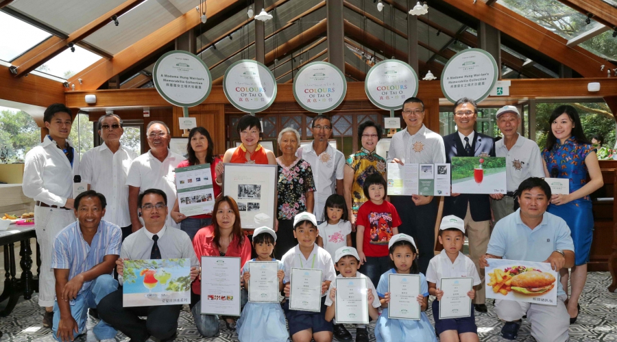 A group photo with Madame Hung Wai-lan and representatives of HCF and the participating units of the photo exhibition