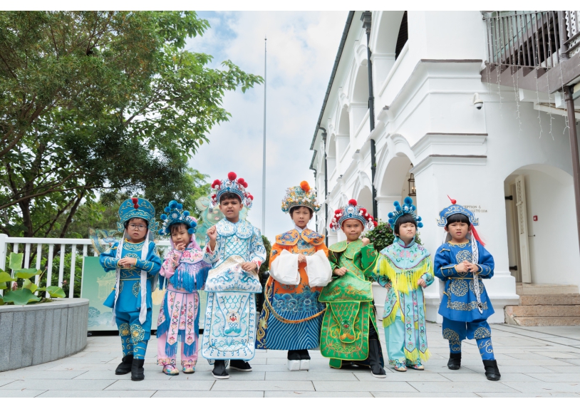Students dressed up as roof‑ridge ceramics figurines at the Open House 學生於開放日穿上戲服演繹瓦脊人物