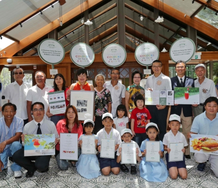 A group photo with Madame Hung Wai-lan and representatives of HCF and the participating units of the photo exhibition